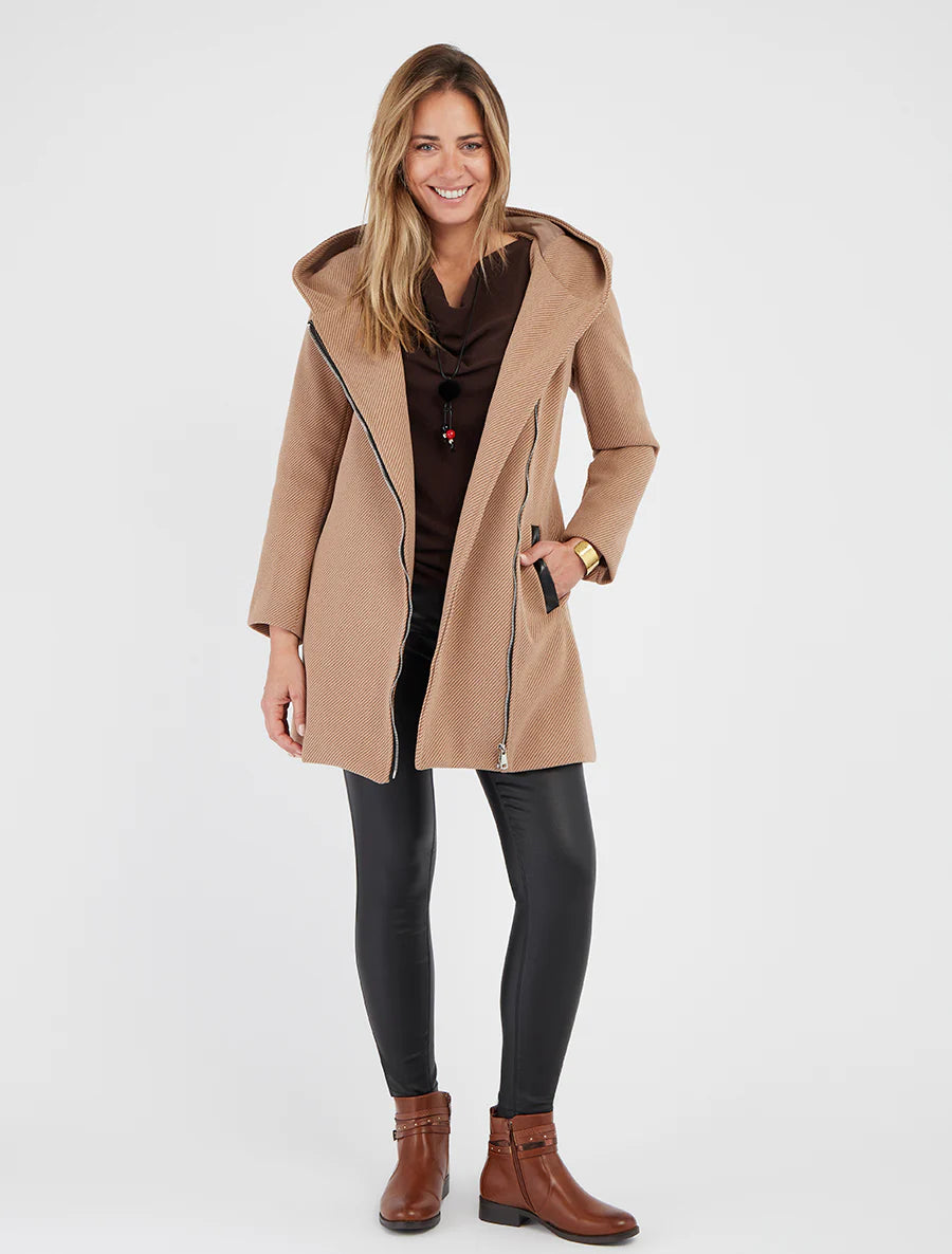 Abrigo con capucha y detalles en imitación piel