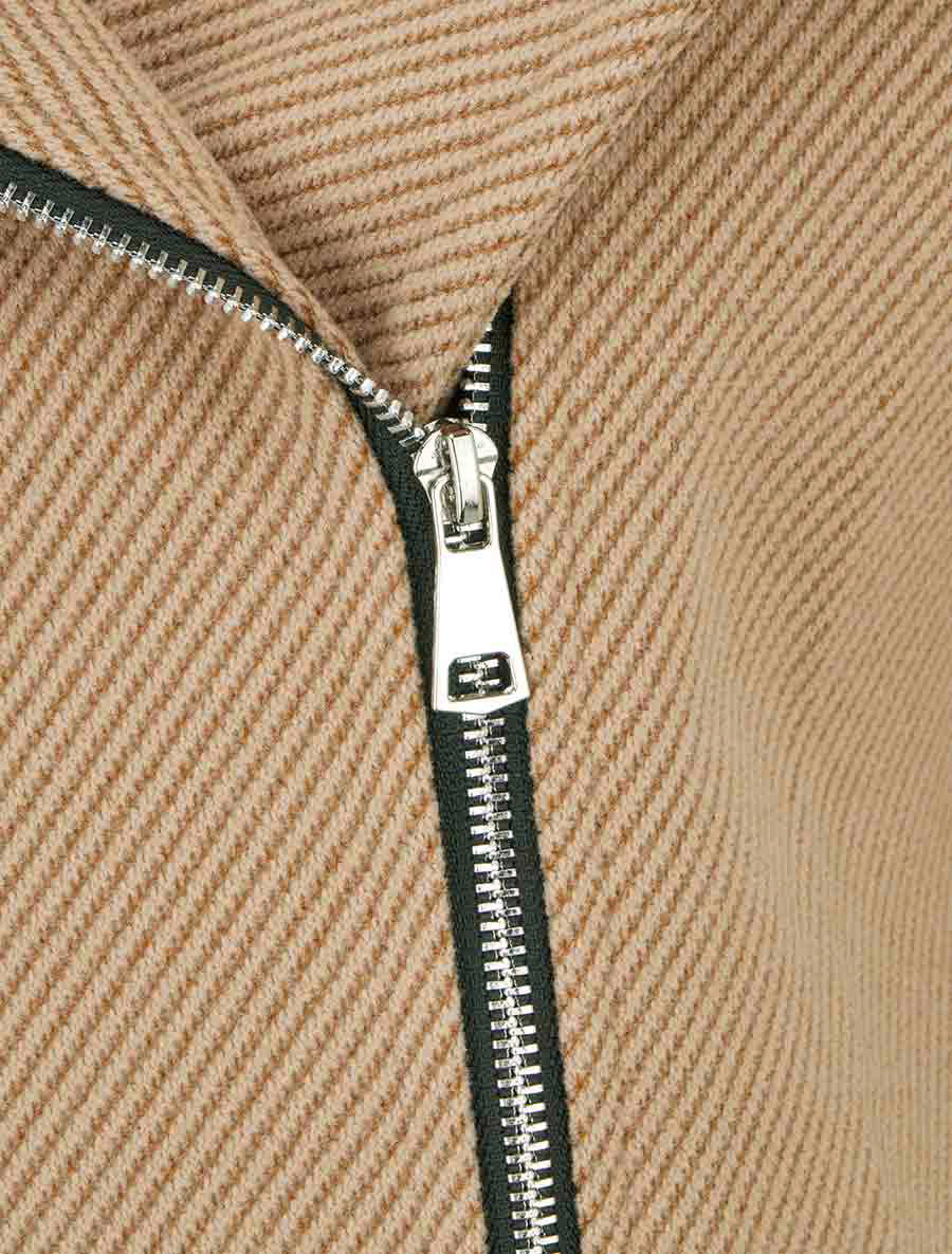 Abrigo con capucha y detalles en imitación piel