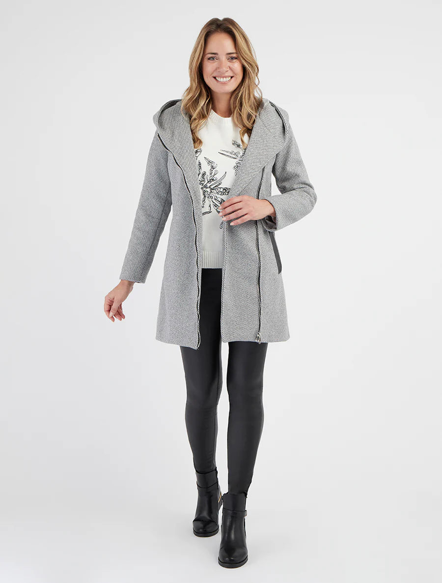 Abrigo con capucha y detalles en imitación piel