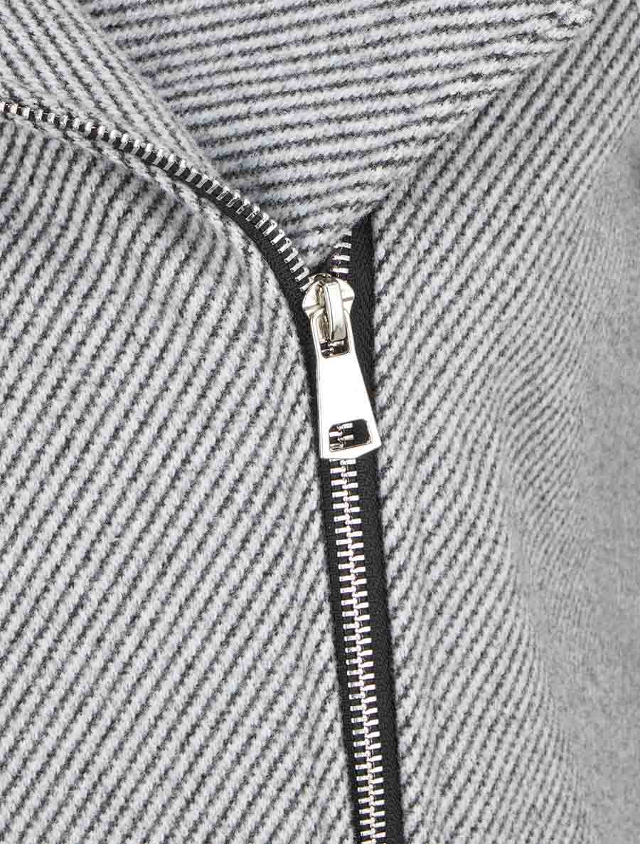 Abrigo con capucha y detalles en imitación piel