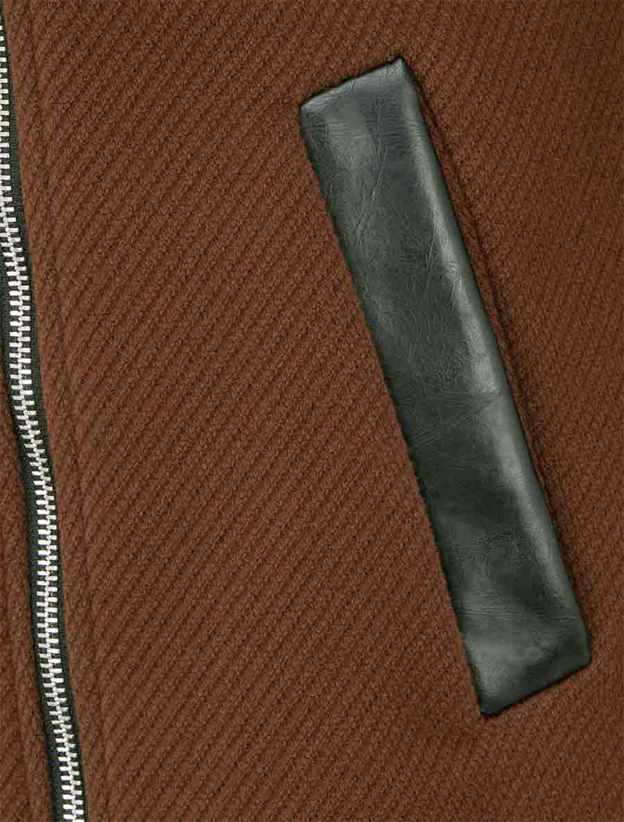 Abrigo con capucha y detalles en imitación piel