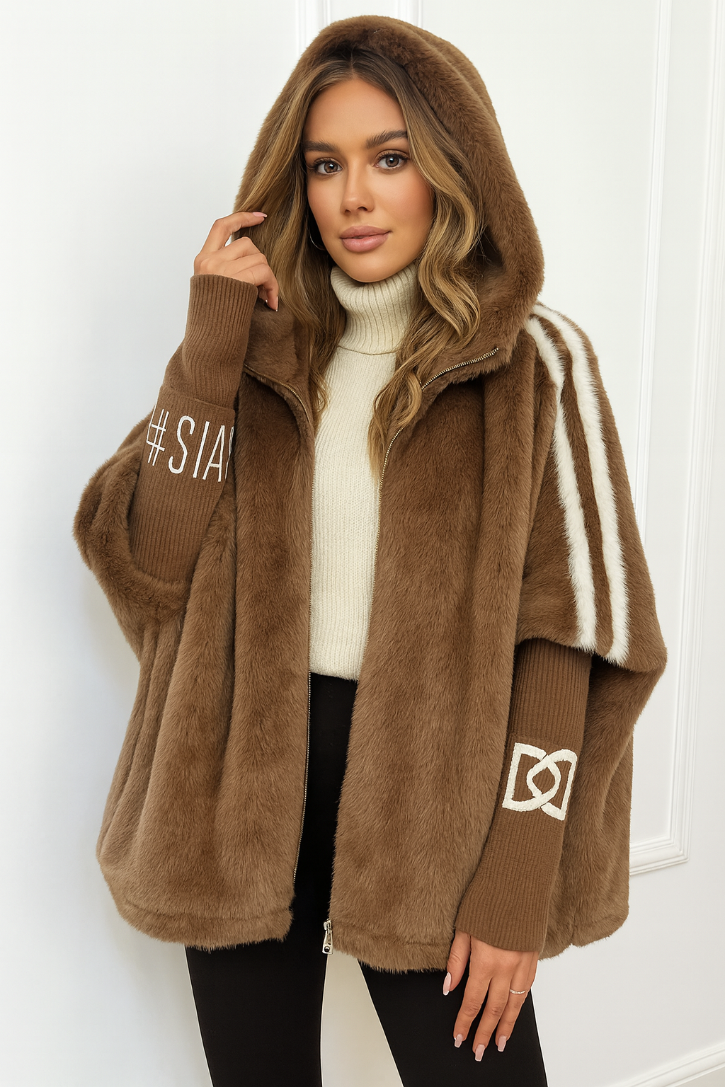 Abrigo informal para mujer con capucha y cremallera.