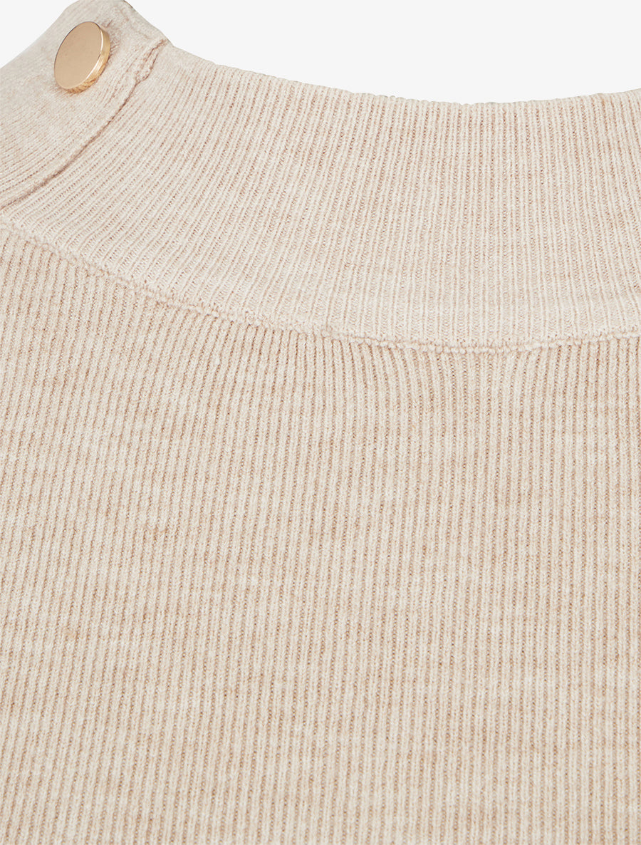 Jersey ajustado acanalado con botones dorados