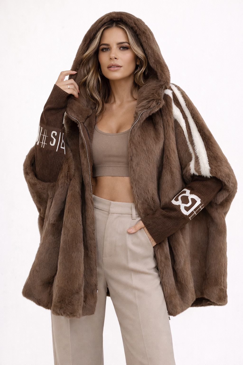 Abrigo con capucha y cremallera.