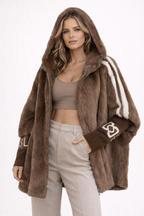 Abrigo con capucha y cremallera.