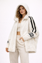 Abrigo con capucha y cremallera.