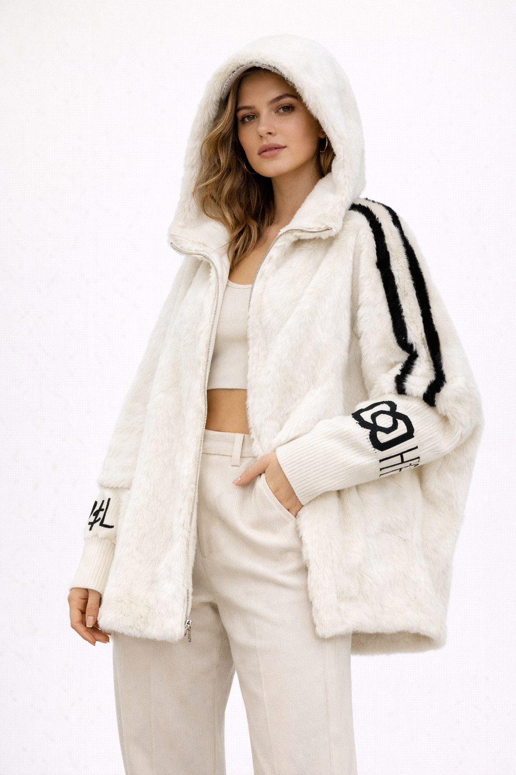 Abrigo con capucha y cremallera.