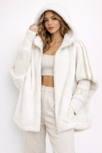 Abrigo con capucha y cremallera.