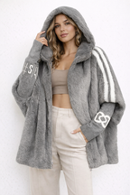 Abrigo con capucha y cremallera.