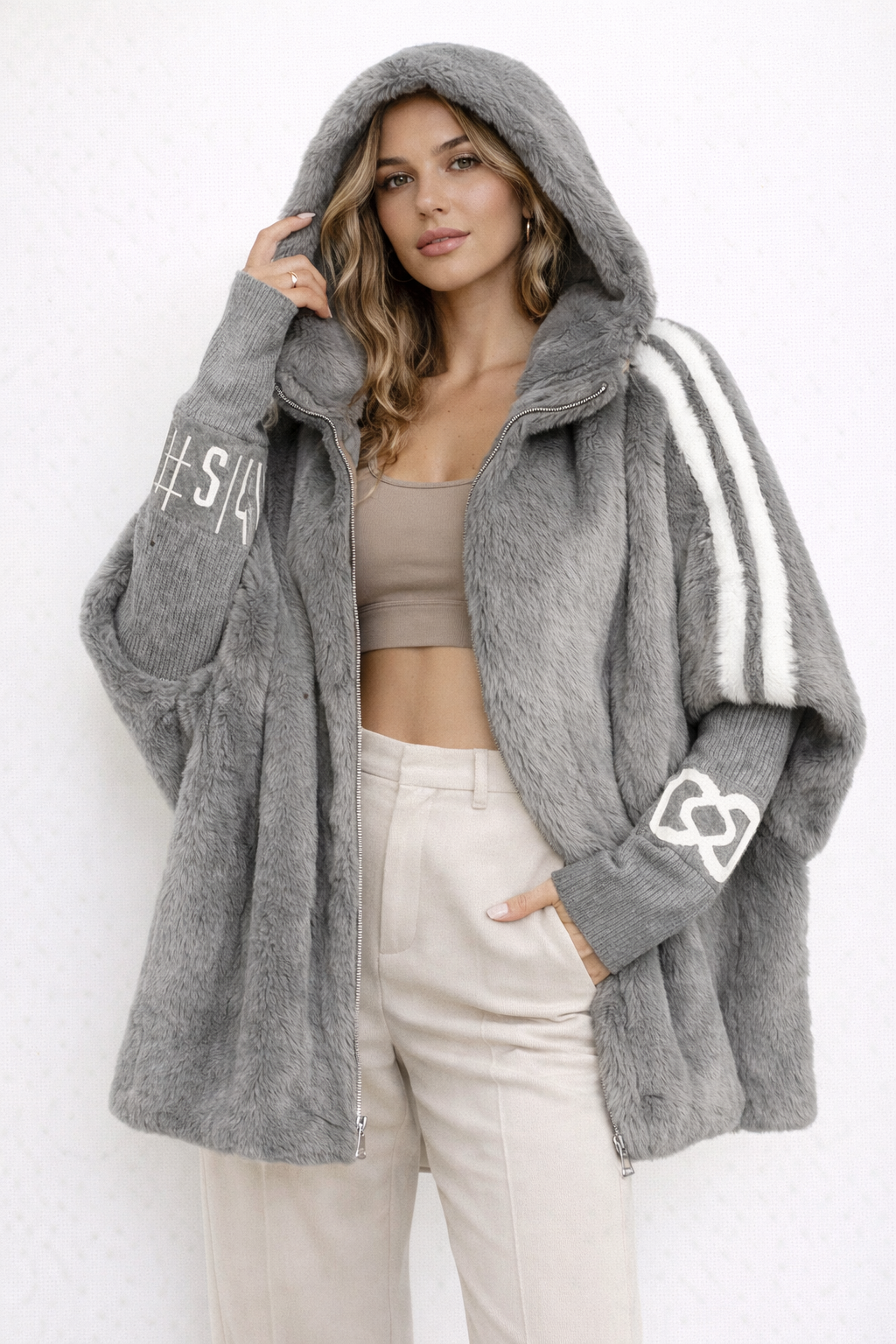 Abrigo con capucha y cremallera.