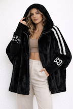 Abrigo con capucha y cremallera.