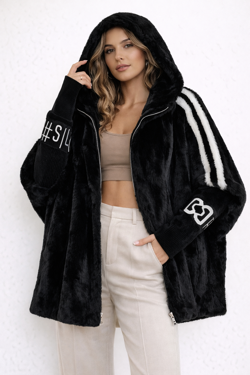 Abrigo con capucha y cremallera.