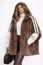 Abrigo con capucha y cremallera.