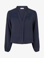 Blusa fluida con corte redondeado y detalle de ganchillo