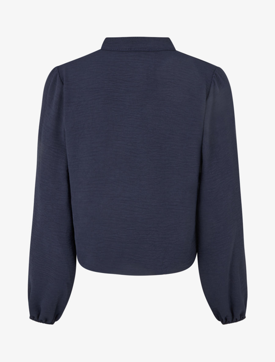 Blusa fluida con corte redondeado y detalle de ganchillo