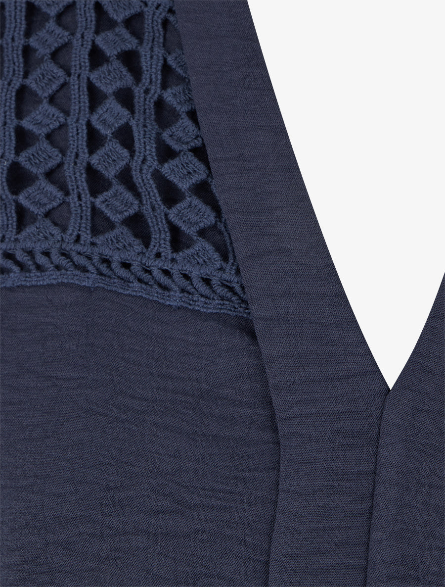 Blusa fluida con corte redondeado y detalle de ganchillo