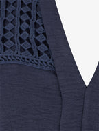 Blusa fluida con corte redondeado y detalle de ganchillo