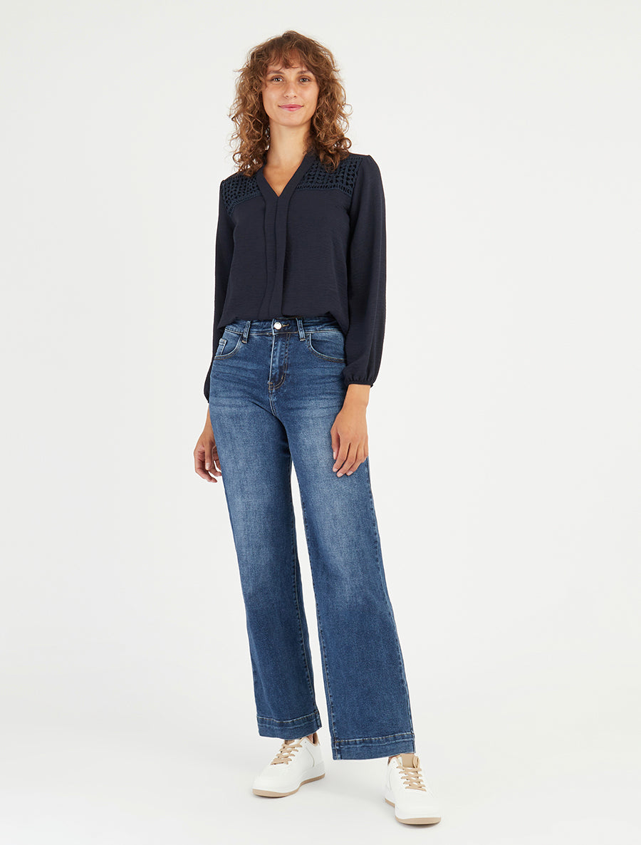 Blusa fluida con corte redondeado y detalle de ganchillo