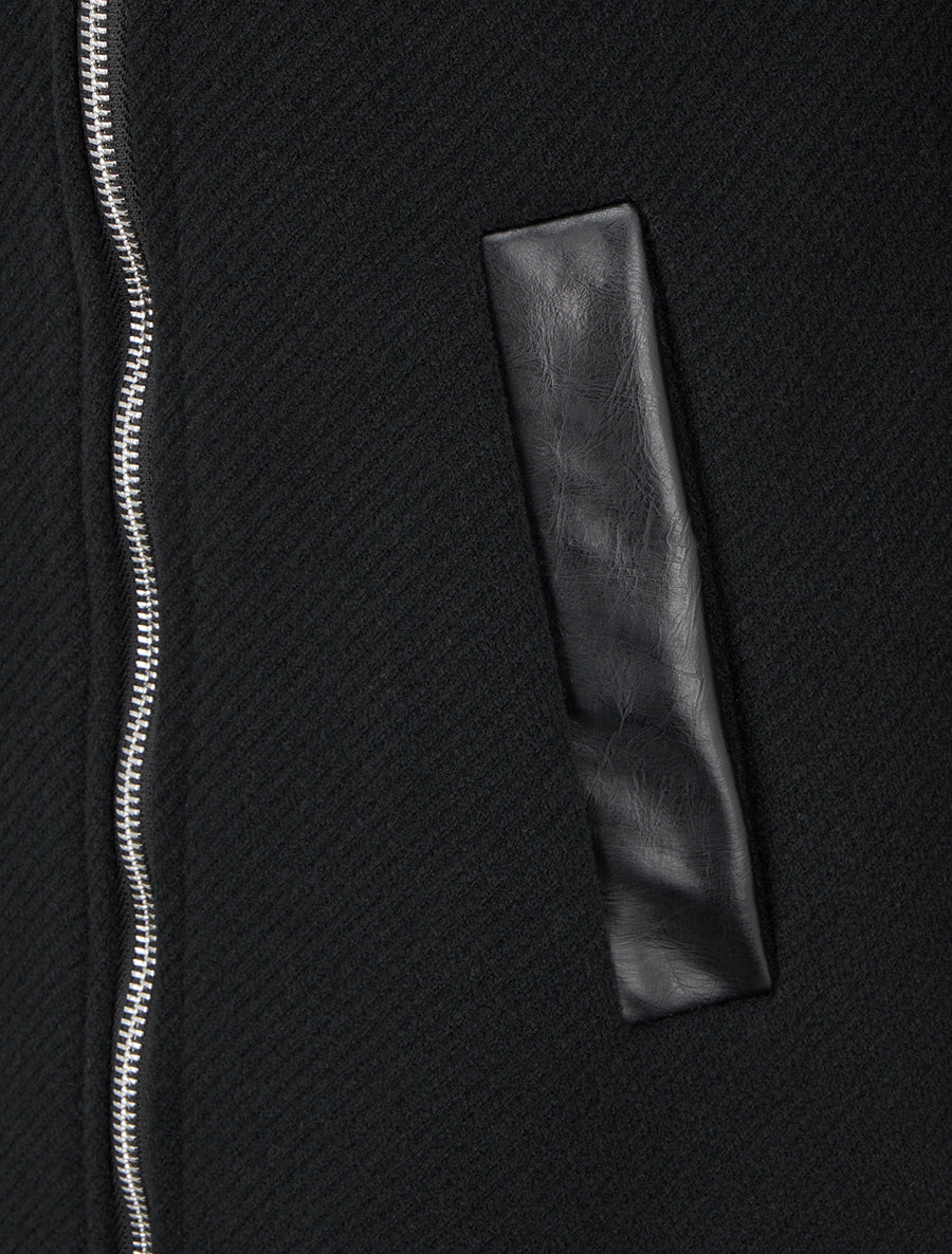 Abrigo con capucha y detalles en imitación piel